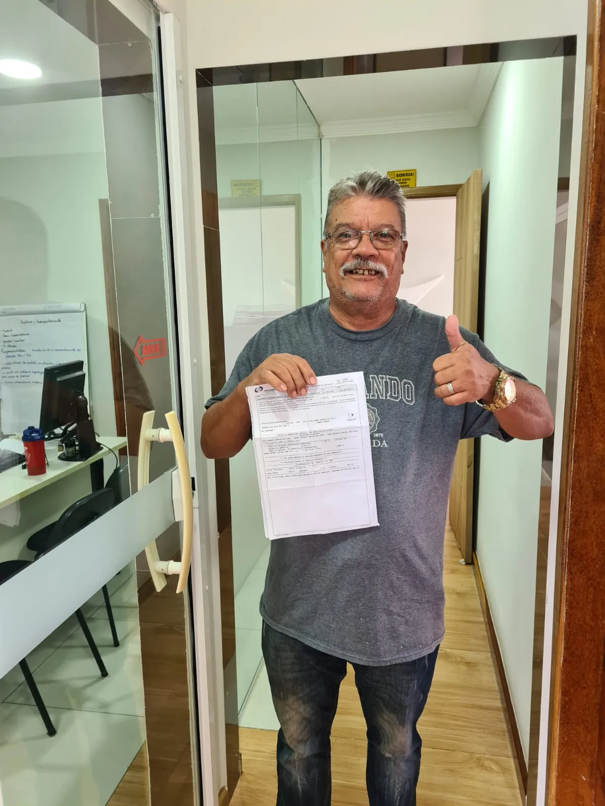 Cliente da Aposente comemorando aprovação do auxílio-doença