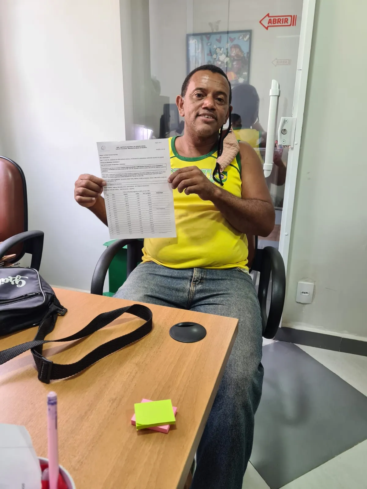 Cliente da Aposente com carta de concessão do INSS após cálculo previdenciário