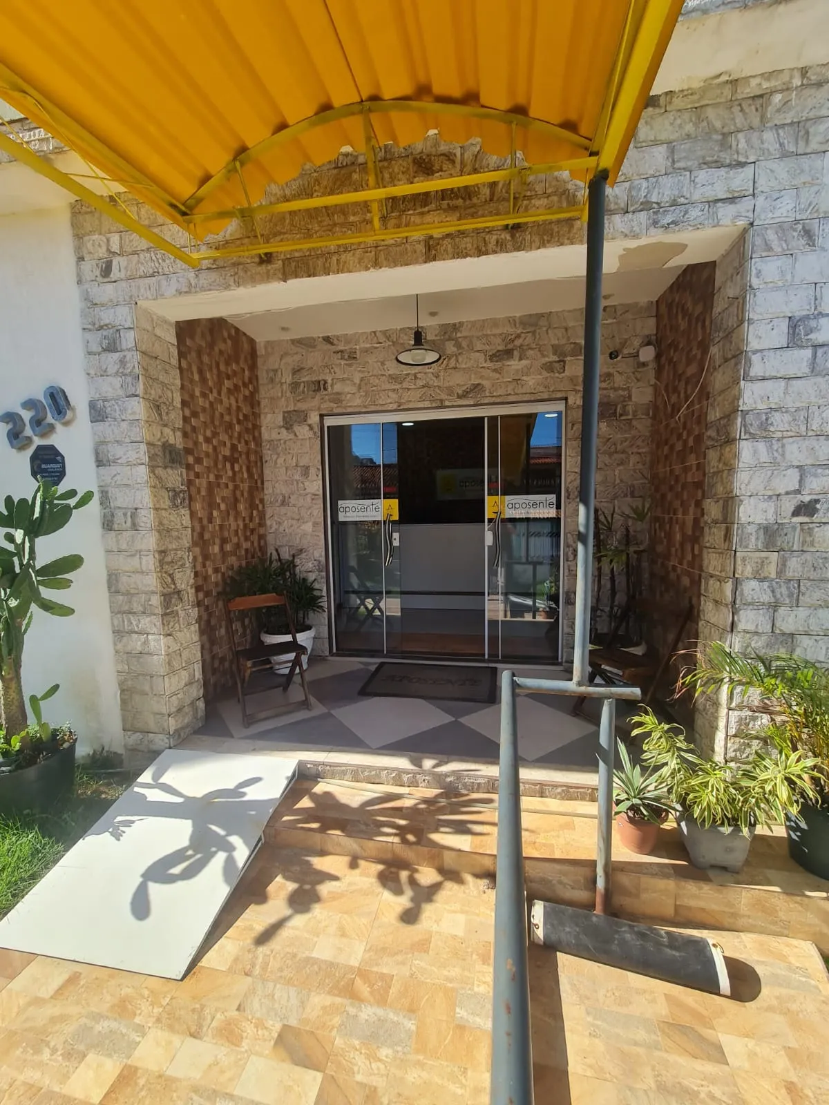 Entrada do escritório Aposente com toldo amarelo