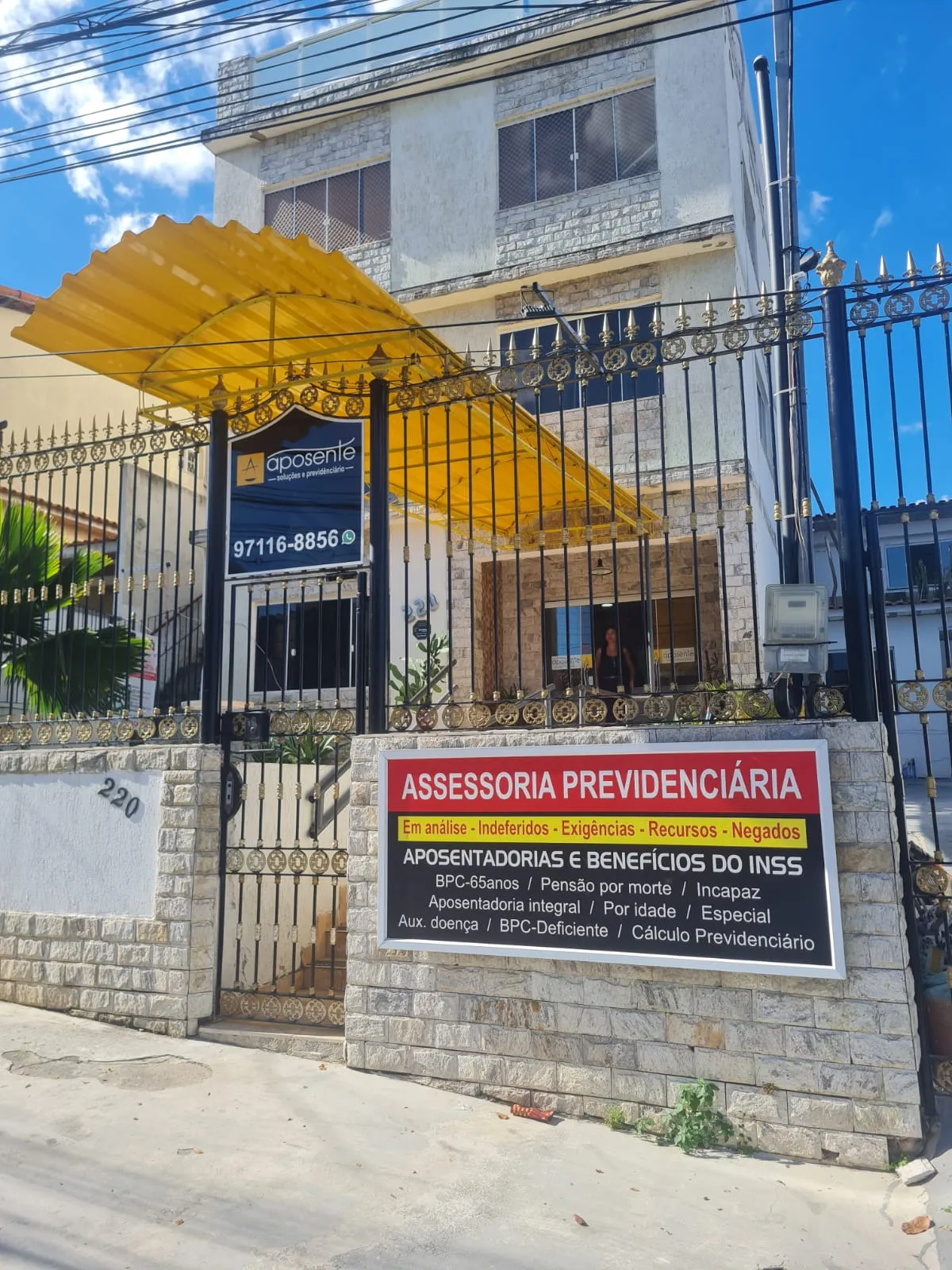 Fachada da Aposente com placa de assessoria previdenciária e benefícios do INSS