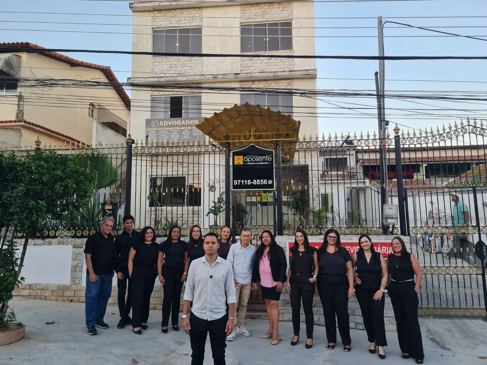 Equipe de especialistas da Aposente em frente à sede física em Campo Grande, RJ